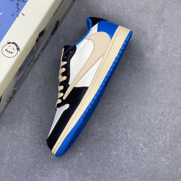 💙💕Nike Air Jordan 1 Low OG Men's Shoes🔴